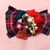 アシメトリーなリボン風のチェック柄コサージュ