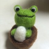 …タマゴを守るカエルくん…