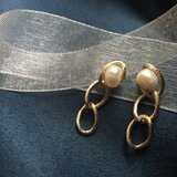 華やかチェーンと淡水パールのピアス