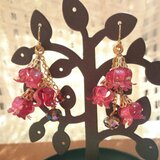 ピンクすずらん×スワロ キラキラ揺れるピアス