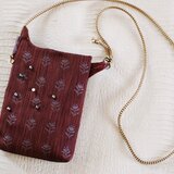 えんじ花紋きもの地×パールのプチポシェット