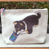 Mサイズ帆布6号の柴犬ポーチ『スマホゲームに嵌まって～黒柴編』