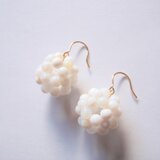 ホワイトオパールの木苺ピアス
