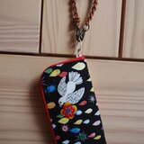 クラッチタイプの小鳥ラウンドファスナー財布