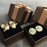 スワロフスキークリスタルのマカロンピアス・イヤリング（右）金属アレルギーの方もお使い頂けます