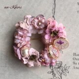フラワーリースのブローチ