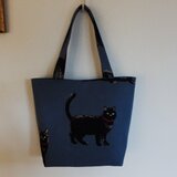 ブルーグレイの黒猫トート