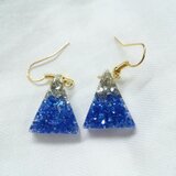 ガラスの粒のような青と銀のピアス（イヤリング）