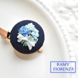 ブルーブーケ刺繍のまんまるブローチ（クリップ付き）