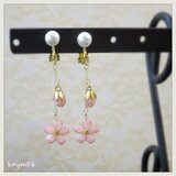 ほんのり色づいた桜とつぼみのパールイヤリング