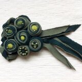 深緑のブローチ