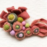 桃色のブローチ