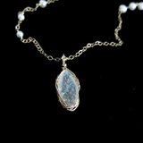 パライバ・クォーツとパールのネックレス