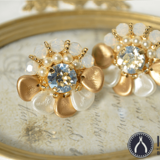 スワロフスキー＆チェコビーズによる花弁のイヤリング（ホワイト）