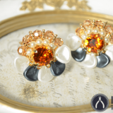 スワロフスキー＆チェコビーズによる花弁のイヤリング（オレンジ）