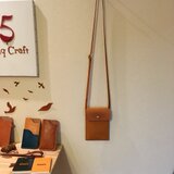 栃木レザーのスマホ用ショルダーポーチ