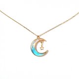 煌めく青い月のネックレス