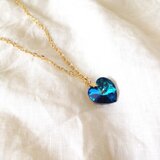 深く青いハートのネックレス
