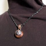 蝶の文字のペンダント