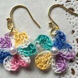 ハンドメイド☆可愛い小花モチーフのピアス 虹色お花モチーフ 耳元のオシャレ♡