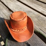 革テンガロンハット髪どめ