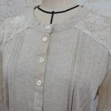 レースのプルオーバー