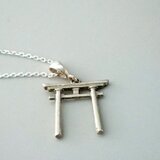 銀の鳥居のペンダント