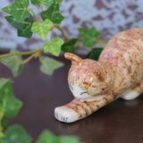 猫の置物　のびのび　チャトラ