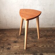 三角スツール チェリー | iichi 日々の暮らしを心地よくする