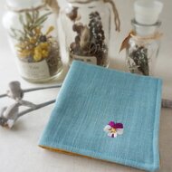 手刺繍入り4重ガーゼハンカチ「ビオラホワイト」[受注制作