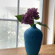 ターコイズブルー 花瓶 中型 陶器 ターコイズブルー釉と椿花の花器(織部の縁取り） | 春信工房
