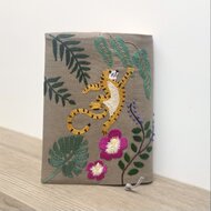あーちゃん様オーダー　ハンドメイド　ブックカバー　手刺繍 手刺繍ブックカバー ＊花 文庫本 | iichi 日々の暮らしを