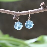 カービングフローライト　猫　ハンドメイド　ピアス　天然石　イヤリング　チャーム カービングフローライト 猫 ハンドメイド ピアス 天然石