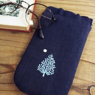 【みっき様オーダー専用ページ】リネン刺繍　メガネケース 手刺繍の眼鏡ケース『月と樹』【受注生産】 | iichi 日々の