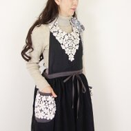 レースエプロン ブラック 予約販売] ブラックリネンとワッシャーフラワーレースパフ