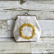 SALE！大人かわいい手刺繍ミモザリースのがま口ポーチ 国産帆布
