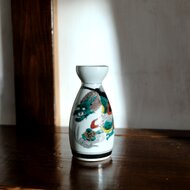 ◆見応えあり！豪華 赤絵金彩色絵 時代紋様 徳利 ２本 酒盃 酒器 古九谷◇ 新品】九谷焼 牡丹孔雀 酒器 豪華金彩 徳利2本 盃5個九谷色絵 金