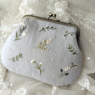 ランキング上位のプレゼント 刺繍*野の花*がま口ポーチ*ブルーグレー | iichi 日々の暮らしを 財布・ケース・小物入れ