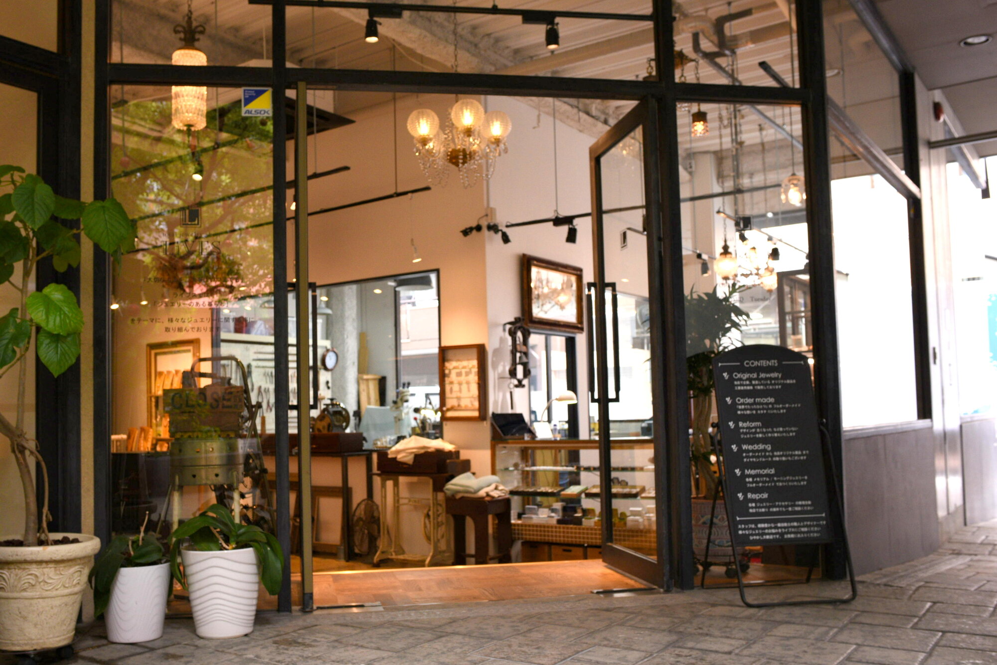 LiVES (ライブス)