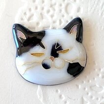 オッドアイの白猫のブローチ （ 七宝焼 猫 オッドアイ 白猫 ガラス