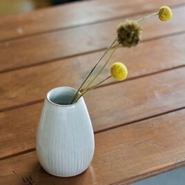 白い陶器の花瓶（鎬）の画像