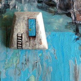 漆喰ブローチ・トマソンはしごの画像