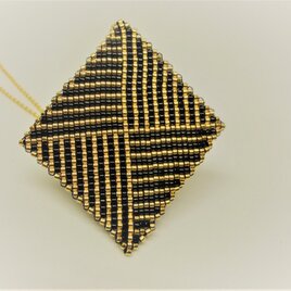 ビーズ織のペンダント　”ゴールドライン”　と　イヤリングの画像