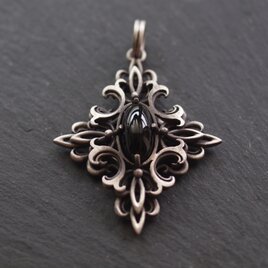 黒のペンダントヘッド