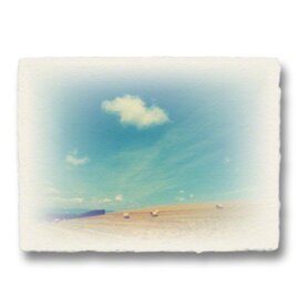 かわいい和紙の立体アートパネル「牧草ロールの丘の上に浮かぶ雲」(18x13.5cm)の画像
