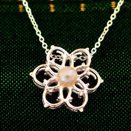 レース花　シルバー透かし細工ペンダント　淡水パール