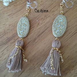 大人のシックなアンティーク風タッセルイヤリング(ベージュ)