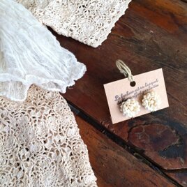 布花イヤリング　アイボリーの小さなデージー