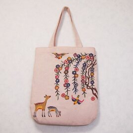 【送料無料】桜色の手染め紅型（びんがた）の手さげかばん/枝垂れ桜と親子鹿の画像