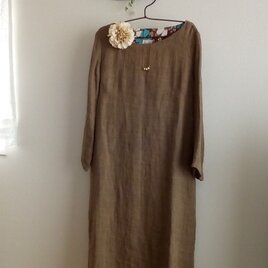 マスタード色のワンピース。